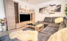 Truth Fuer 5 - King Size Betten, Kamin, Garten, Xxl Couch, Smart-Tv